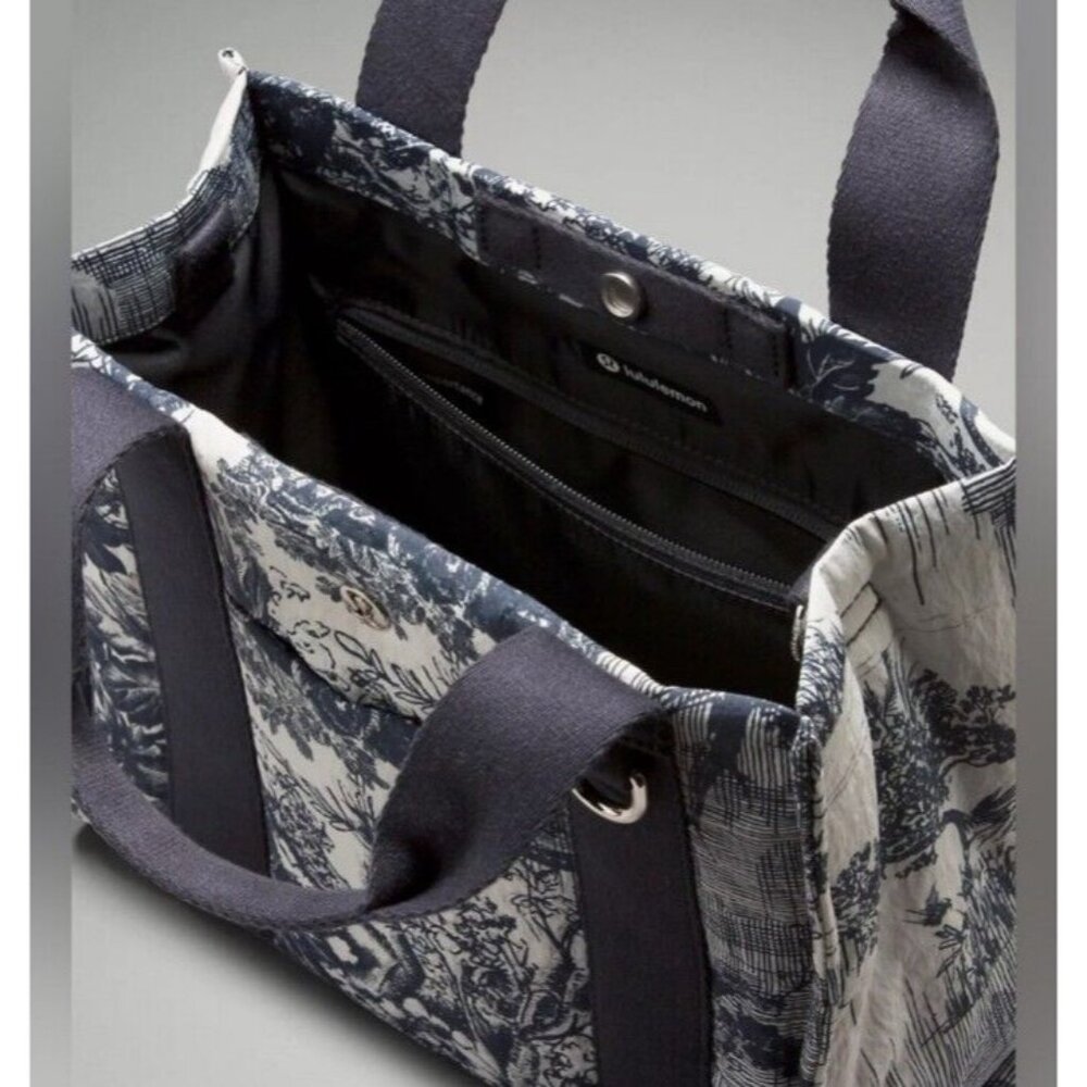 LULULEMON Boxy Mini Tote Toile Turtledove Navy and Obsidian 4.5 L NWT - Picture 7 of 16